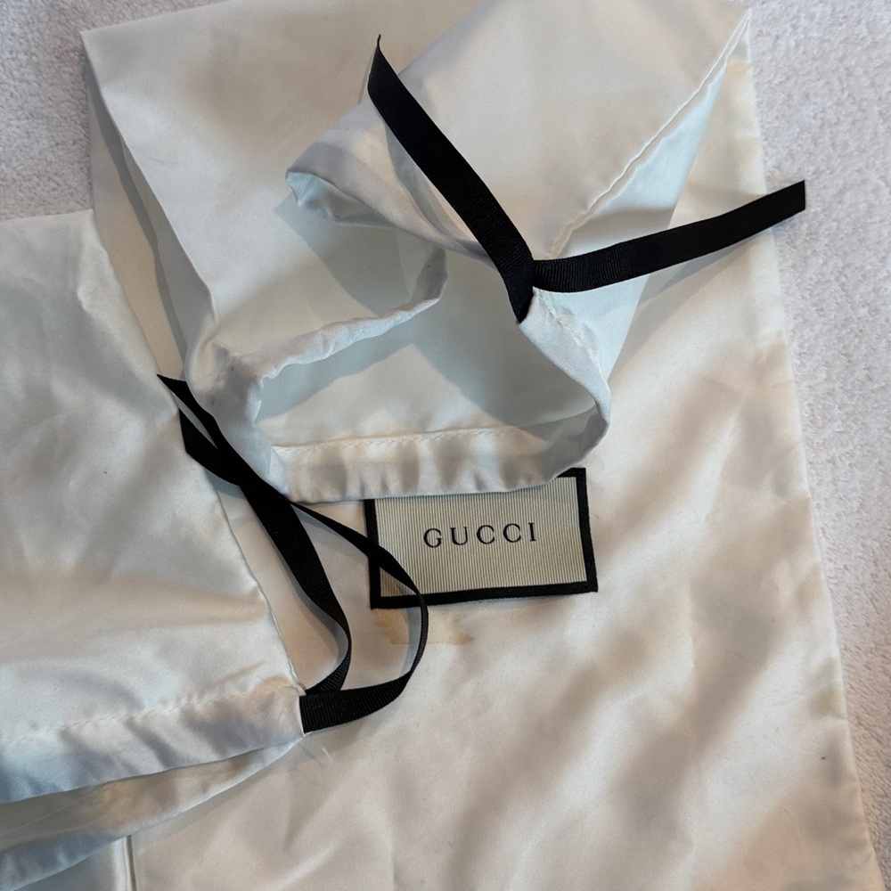Gucci shoe bags set of two - each bag will hold a pair of easily cream satin - Picture 4 of 4